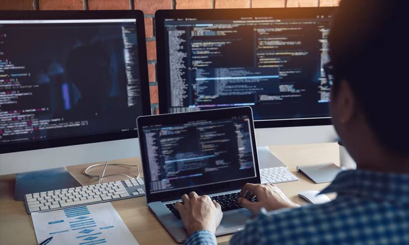 数据科学选型:R与Python如何赋能个旧市网站建设?